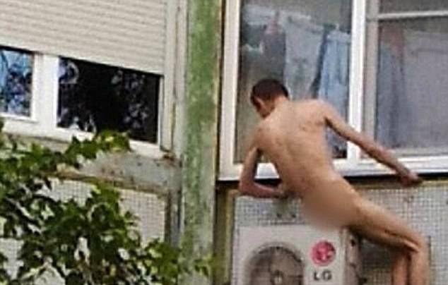 Голый мужик забрался на соседский кондиционер чтобы охладиться
