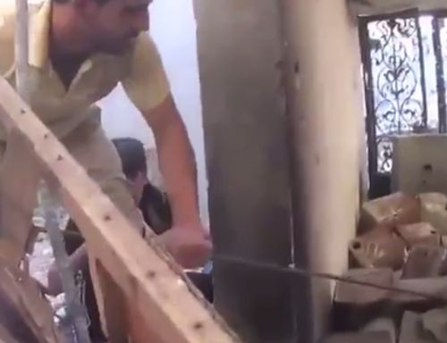В Сирии группа мужчин зачем-то решила вытащить неразорвавшуюся бомбу из под обломков рухнувшего здания