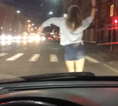 В Смоленске девушка решила станцевать перед авто пока горел красный цвет