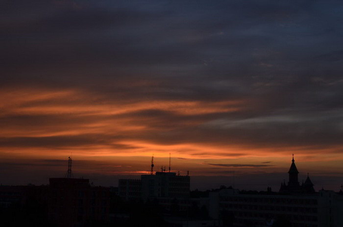Девушка в течение 3 лет фотографировала закаты с крыши института