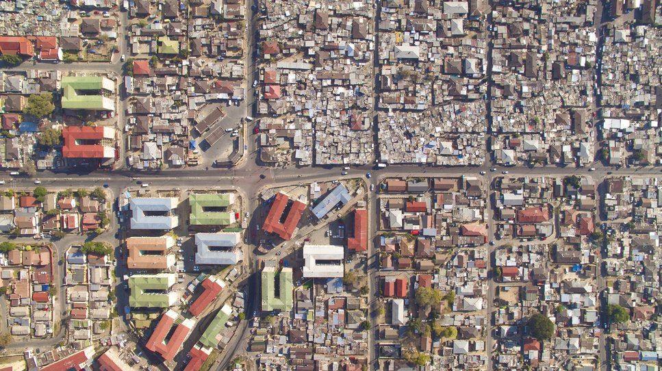 Четкая граница между трущобами и кварталами для белых в городах ЮАР