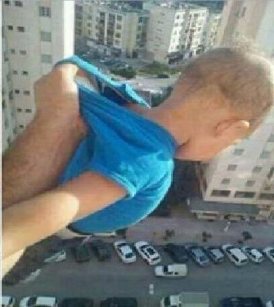 В Алжире ненормальный отец вывесил ребенка из окна ради лайков
