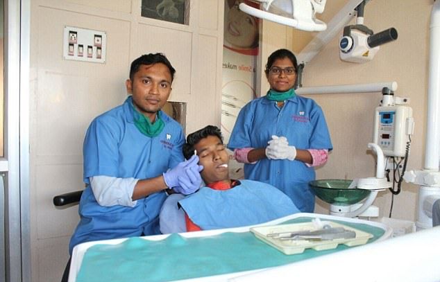 Индийский студент вырастил во рту самый длинный в мире зуб