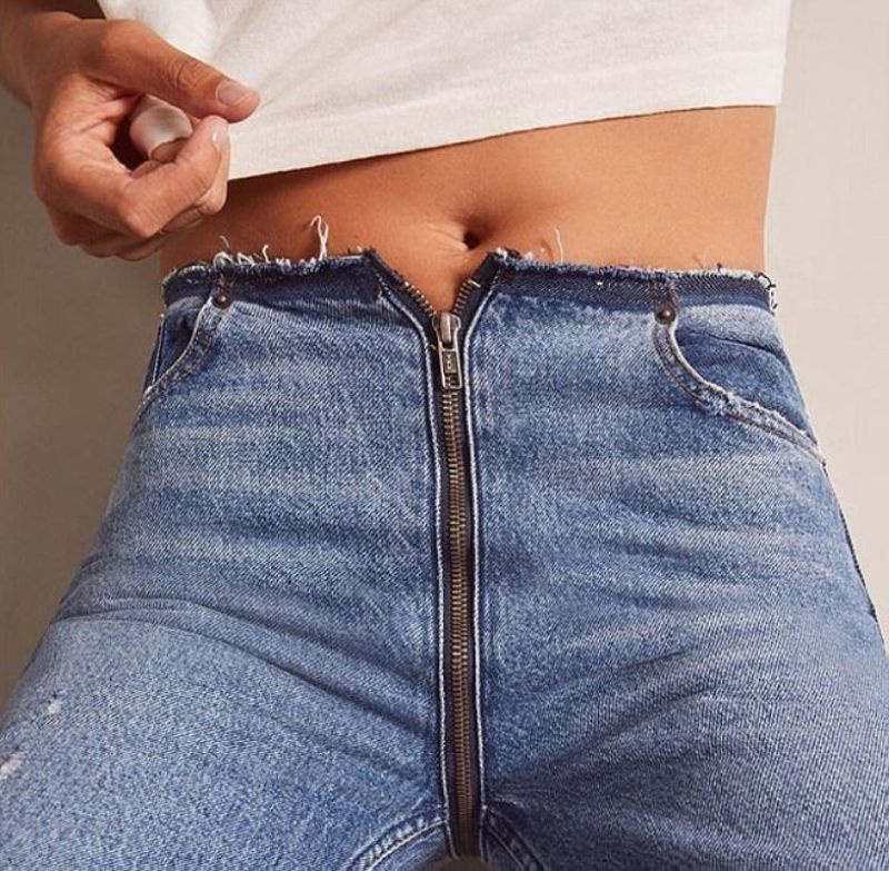 Удобная модель женских джинсов, которые понравятся каждому мужчине