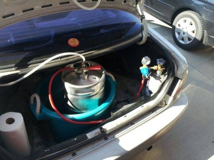 В багажник машины установили кегу с пивом!