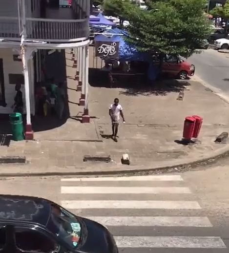 Африканский житель переходит дорогу по пешеходу
