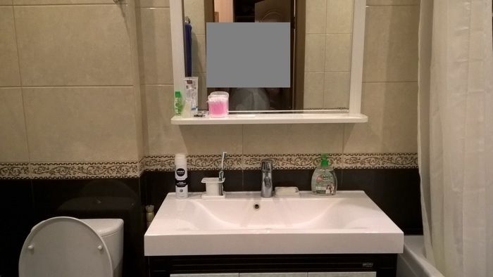 Полка в ванной комнате до и после приезда девушки