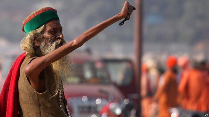 Индийский свято не опускает правую руку с 1973 года