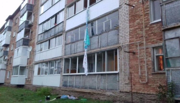 В Татарстане при попытке спуститься из окна по простыням разбилась пенсионерка