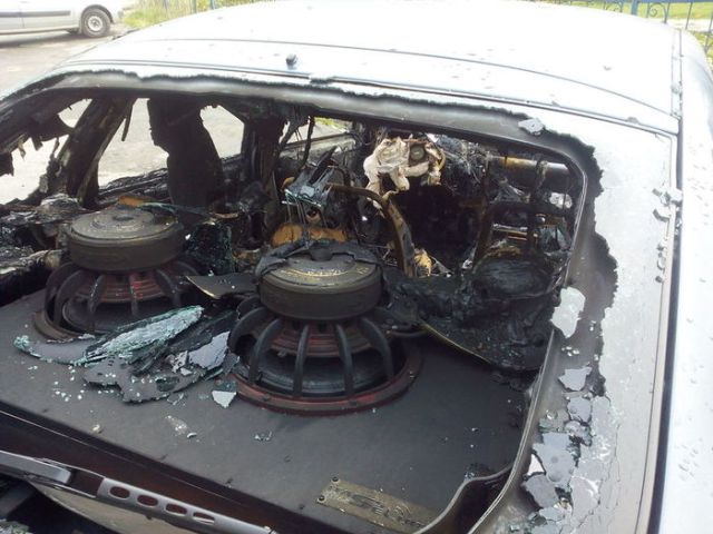 Соседи сожгли автомобиль любителя громкой музыки