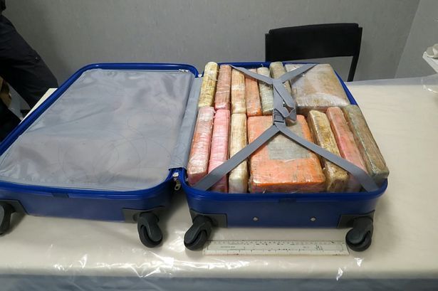 Банда барыг пыталась провезти в Англию из Бразилии чемоданы с наркотиками