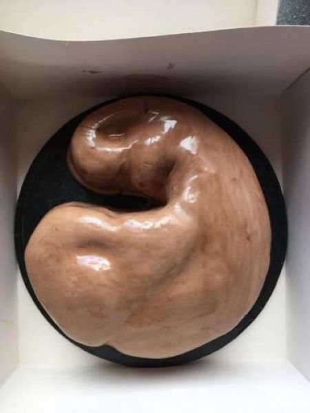 Британка заказала ко дню рождения возлюбленного мускулистый торт