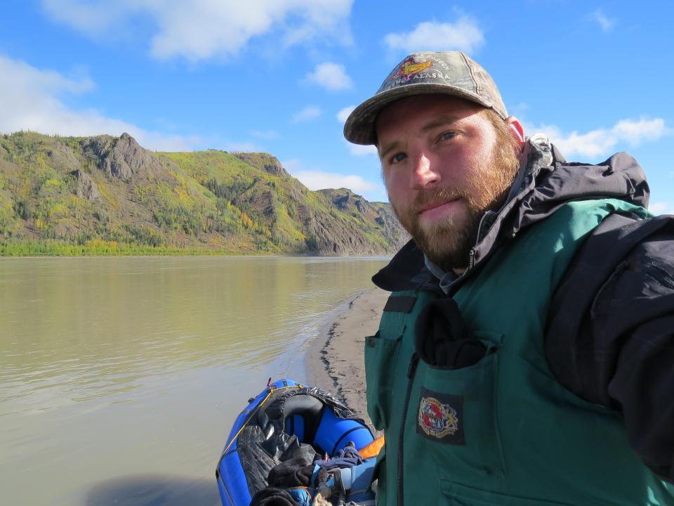Тушу неизвестного существа выбросило на побережье Аляски