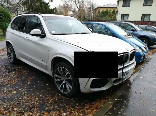 В Риге злоумышленники похитили фары BMW X5 с помощью паяльной лампы