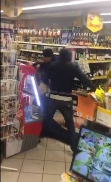 Жестокую массовую драку в магазине "Пятёрочка" сняли на видео покупатели