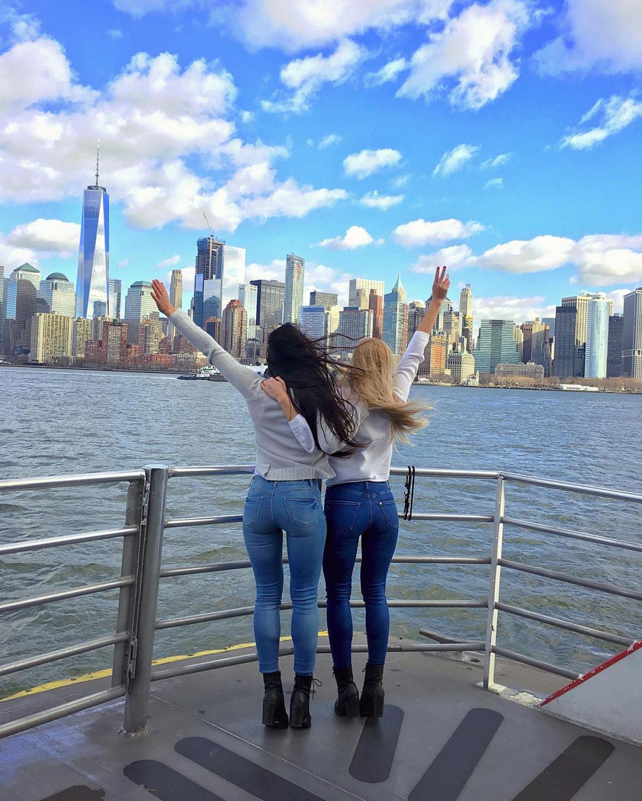 С помощью откровенных фото в Instagram близняшки оплатили университет