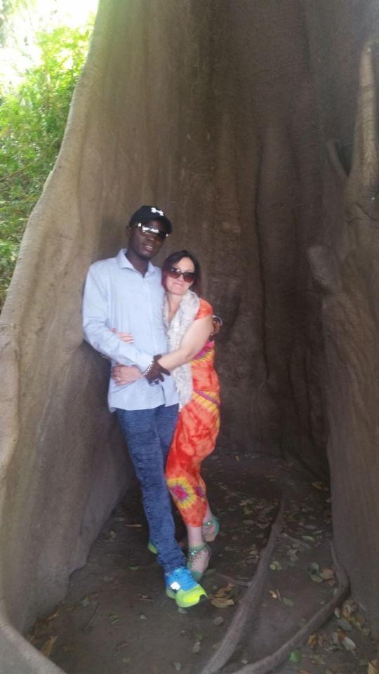 Женщина бросила мужа с 9 детьми, чтобы уехать к молодому африканскому любовнику в Гамбию