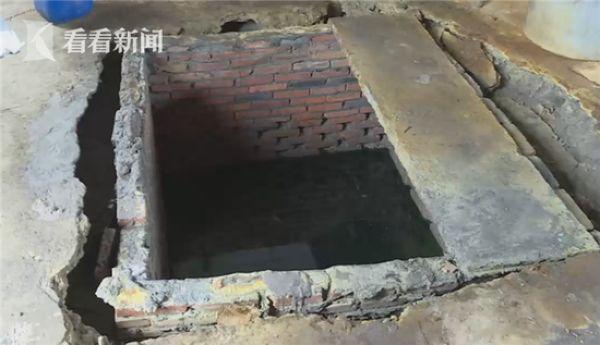 Семья из Китая добывала золото из старых телефонов в старом сарае