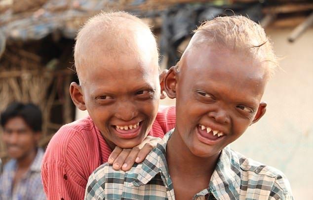 Мальчики-призраки из Индии с острыми зубами и пугающими лицами