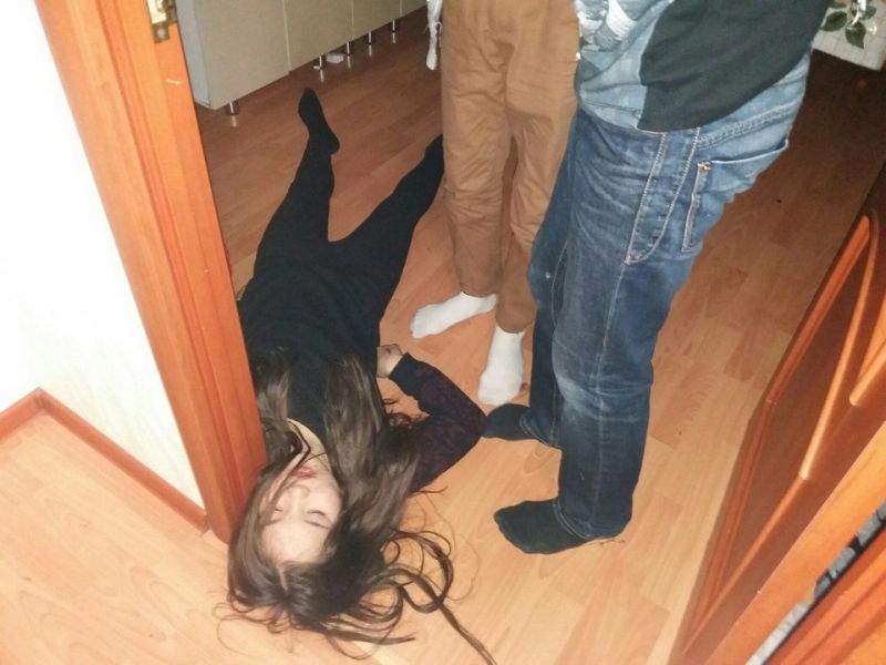 Привел домой пьяную русскую одноклассницу