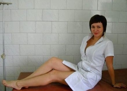 Сексуальная медсестра в кабинете показывает стриптиз