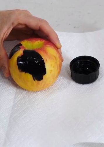 Яблоко, окрашенное Musou Black — краской, поглощающей 99,4% видимого света