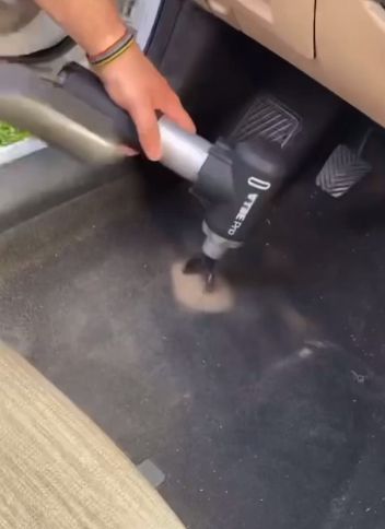 Интересный способ чистки автомобильных ковриков