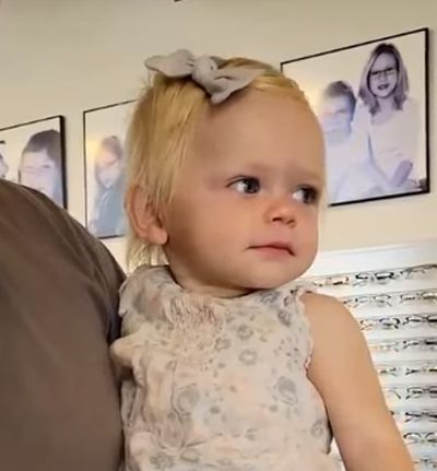 Реакция девочки, когда ей впервые надели очки и она может ясно видеть своих родителей