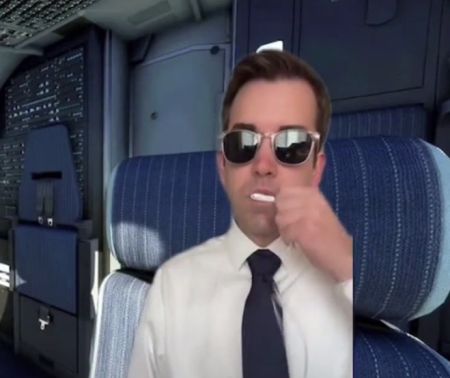 Как пилот приветствует пассажиров