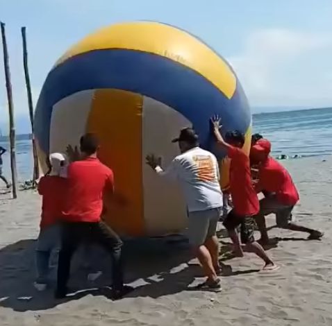 Волейбол огромным мячом