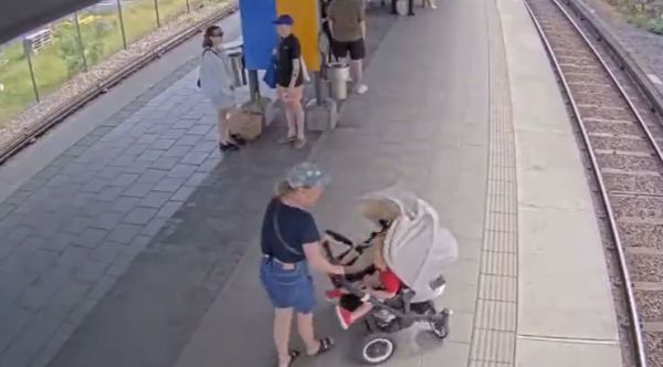 В Швеции девушка столкнула незнакомого ей мужчину прямо под приближающийся поезд
