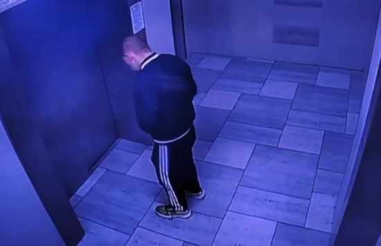 Агрессивный парень так и не смог попасть в лифт