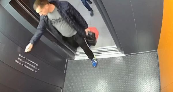В Новороссийске мужчина грубо толкнул мальчика-аутиста в лифте. Дома у подростка случился нервный срыв