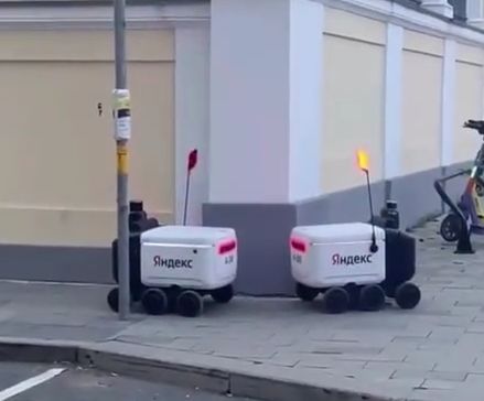 В Москве два робота доставщика встретились на углу и как упрямые бараны не смогли разобраться, кто кому должен уступить дорогу