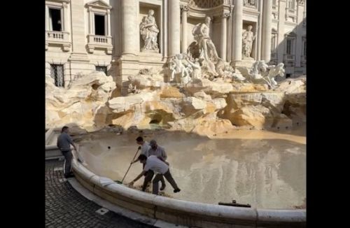Выгребание монет из фонтана Треви в Риме