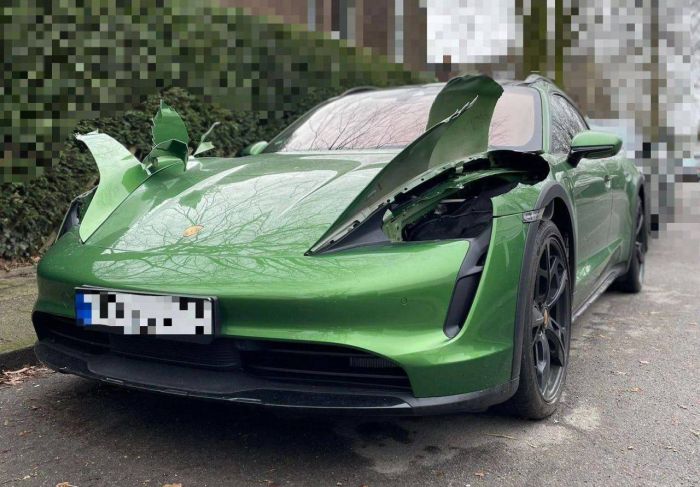 В Германии воры варварски украли фары новенькой Porsche Taycan