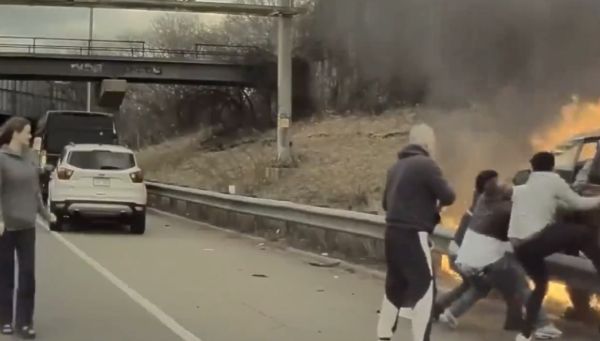 В Миннесоте водители спасли мужчину из горящей машины