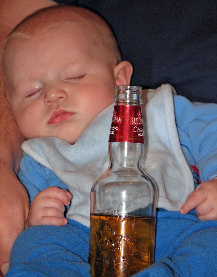 Пивные дети. Ребенок с пивом. Младенец с пивом. Малыш пьет пиво.