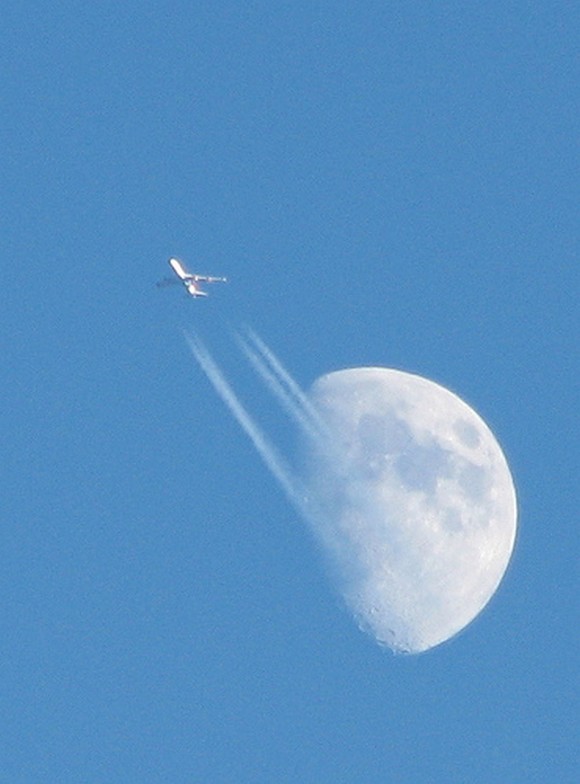 Физическое явление луны. Луна из самолета фото. Природные явления с луной. Самолет и Луна. Самолет под луной.