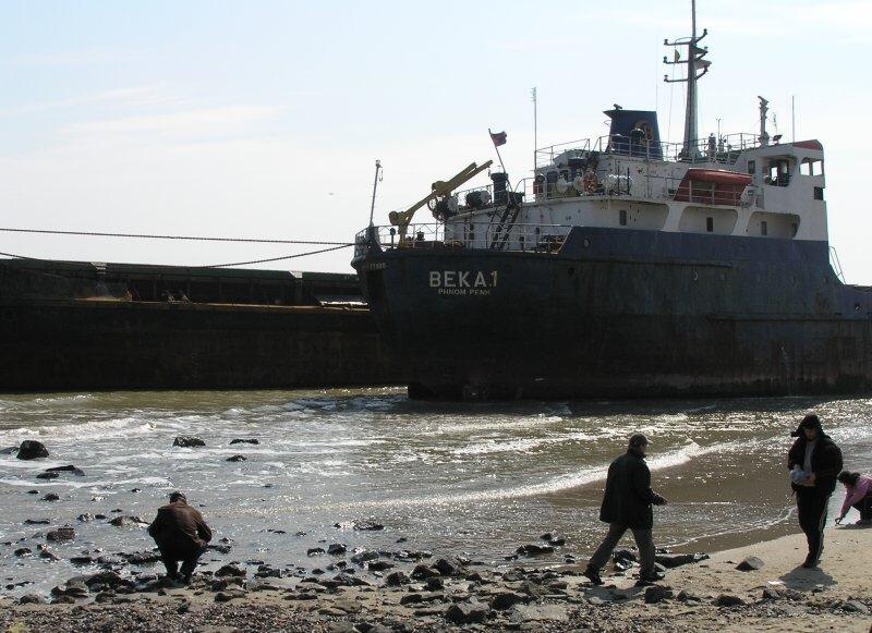 Шторм в одессе. Корабль выброшенный на берег черного моря. Выброшенные корабли на Черноморском. Выброшенные суда. Старые суда выброшенные на берег.