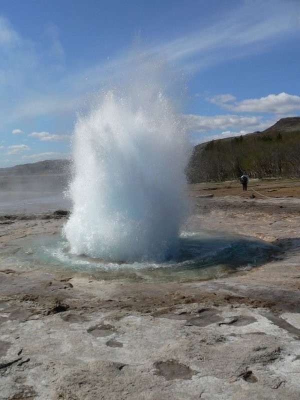 Взрыв гейзера в Исландии. Красиво!