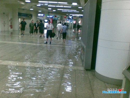 Как китайский аэропорт затопило