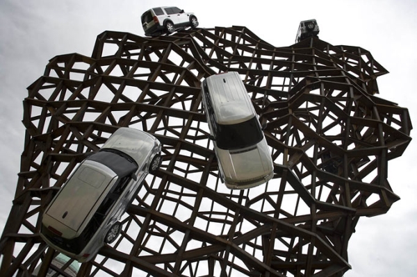 Креативная Скульптура к юбилею Land Rover на фестивале скорости в Англии