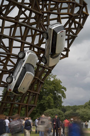 Креативная Скульптура к юбилею Land Rover на фестивале скорости в Англии