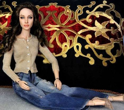 Не хотите приобрести куклу Анжелину Джоли за 3 тыс. баксов? :)
