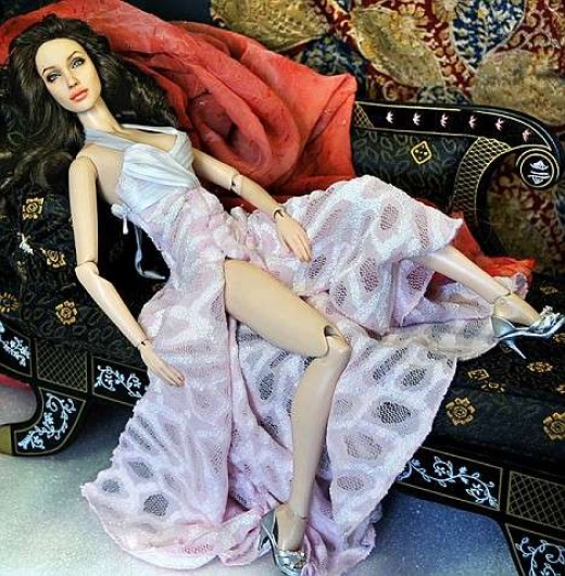 Не хотите приобрести куклу Анжелину Джоли за 3 тыс. баксов? :)