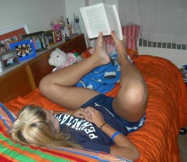 У этой блондинки свой способ читать книжку :)