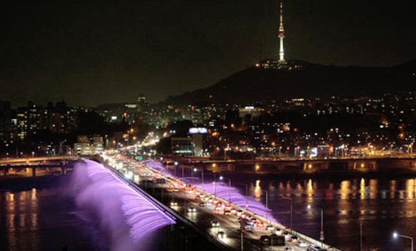 Прикольный фонтан в Сеуле (Южная Корея)
