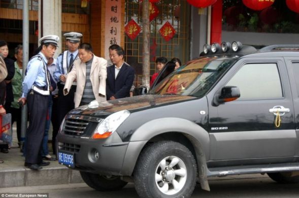В Китае был пойман безрукий водитель
