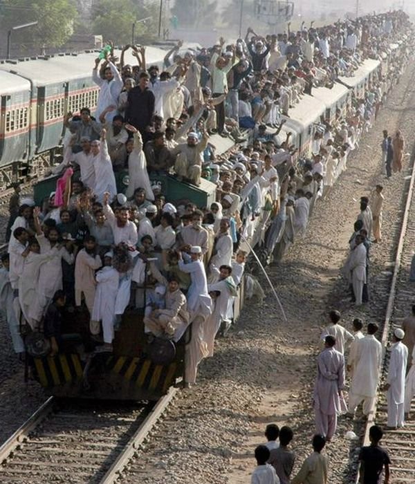 Как ездят на поездах в Пакистане